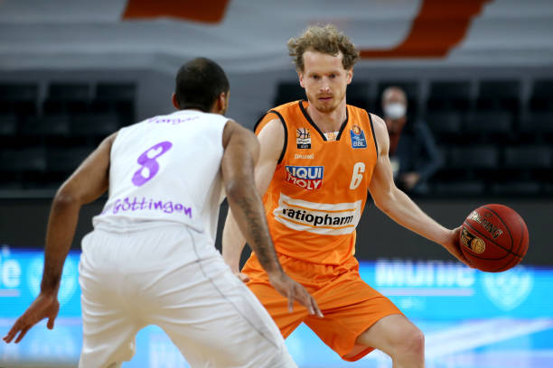 他在场时 他在场时